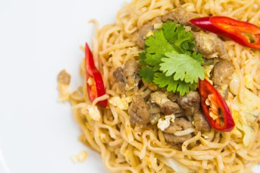 Kızarmış noodle pork ile.