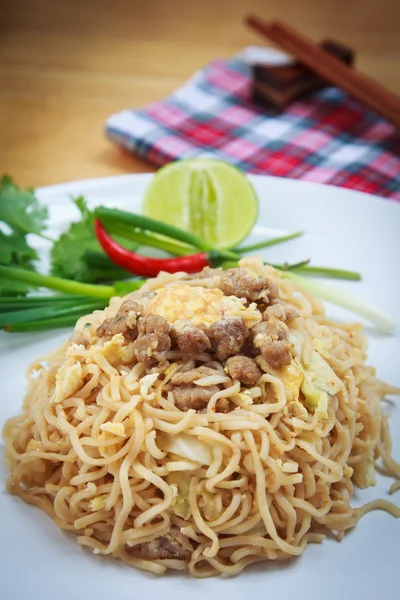 Fried noodles with pork. — Stock Photo, Image