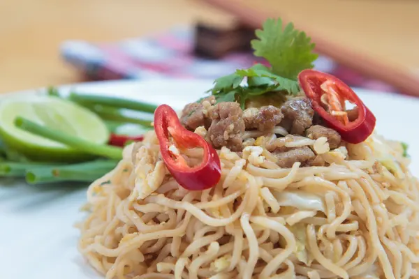 Mie goreng dengan daging babi . — Stok Foto