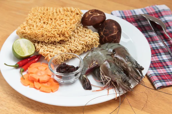 Crevettes et nouilles comme ingrédient dans la cuisson . — Photo