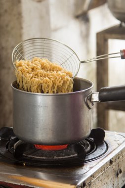 haşlanmış erişte