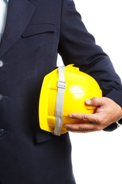 kask beyaz arka plan üzerinde tutan mühendisi