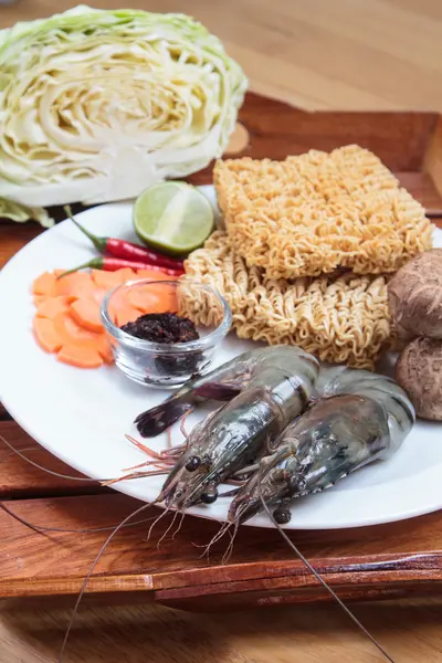 Camarones y fideos como ingrediente en la cocina . —  Fotos de Stock