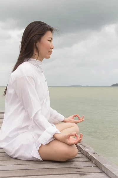 Meditation by young women — Stock Photo, Image