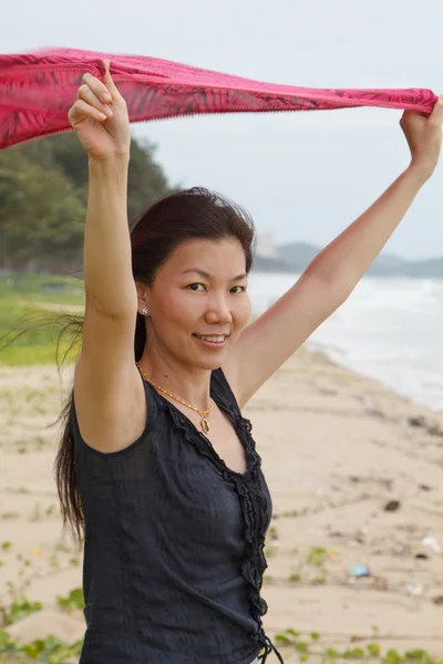 Kobieta uśmiechając się na tropikalnej plaży — Zdjęcie stockowe