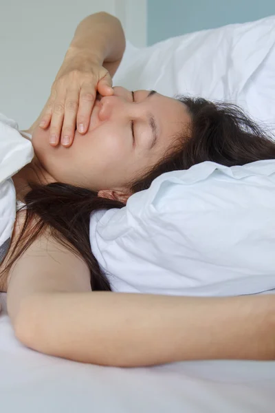 Женщина спит в постели — стоковое фото