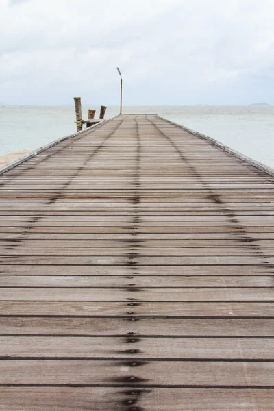 Puente de madera en el mar . — Foto de Stock