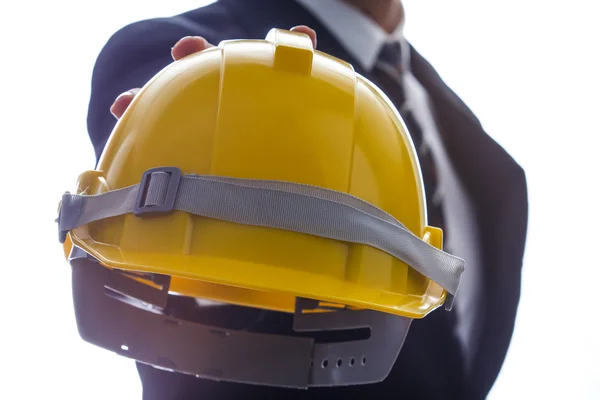 Ingenieur houden helm op witte achtergrond — Stockfoto