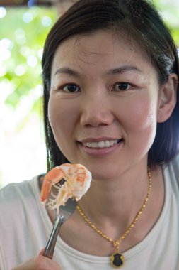 kadın yemek karides.