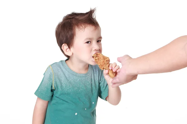 Junge isst Huhn — Stockfoto