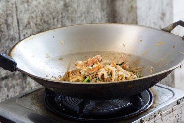 tavada kızarmış noodle