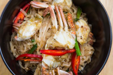 Erişteyi karıştır.