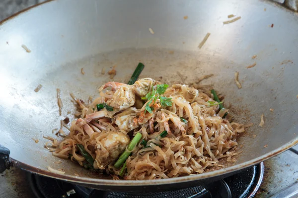 Fideos fritos en sartén —  Fotos de Stock