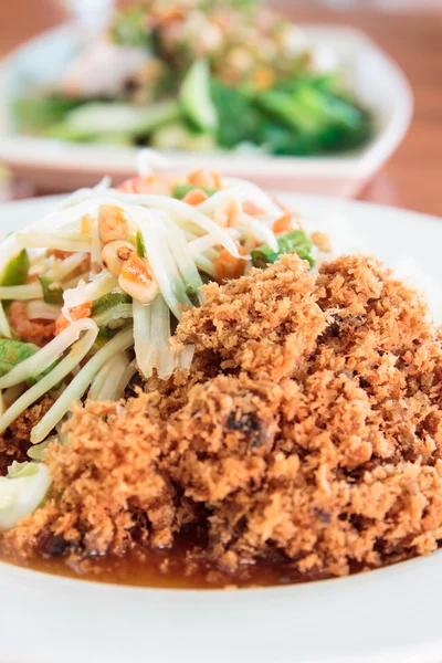 Salade de poisson-chat croustillante . — Photo