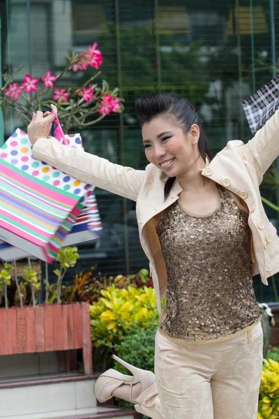 Asiatische Mädchen sind glücklich zu sein shopping. — Stockfoto