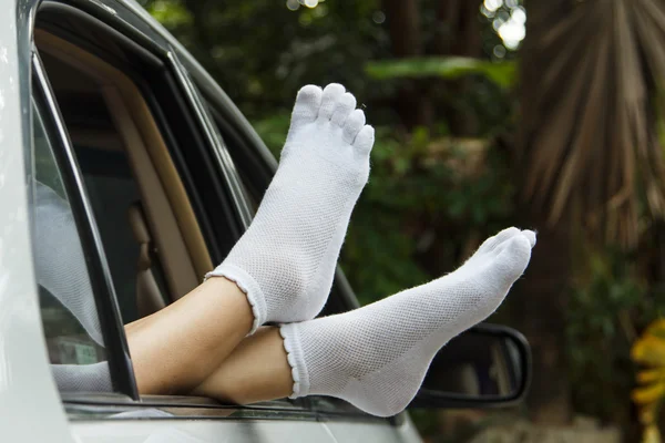 Mujer relajándose en su coche — Foto de Stock