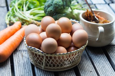 sebze ve sepet yumurta