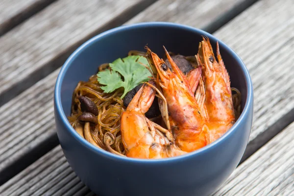 Gebakken garnalen met vermicelli — Stockfoto