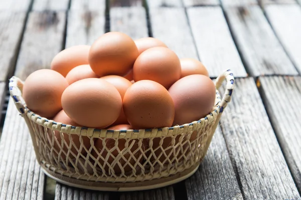 Huevos en la cesta — Foto de Stock