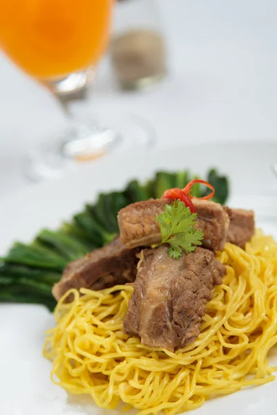 Fideos asiáticos con jugo de naranja — Foto de Stock