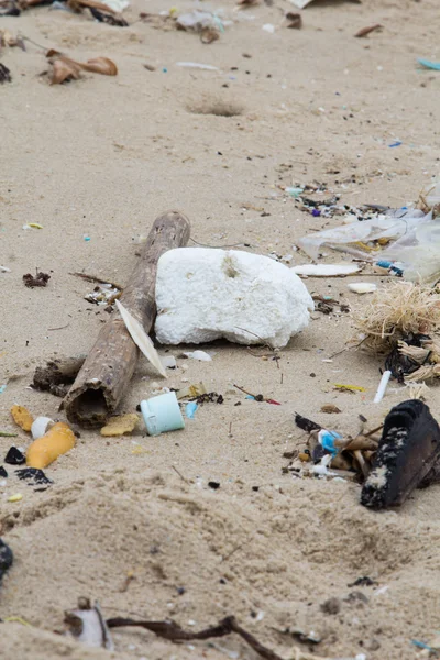 Müll am Strand. — Stockfoto