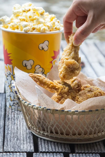 Pollo frito y palomitas de maíz — Foto de Stock