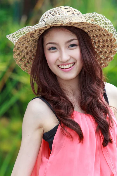 Mujer asiática usando un lindo sombrero de moda — Foto de Stock