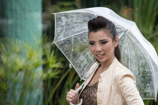Mujer joven sosteniendo un paraguas. —  Fotos de Stock