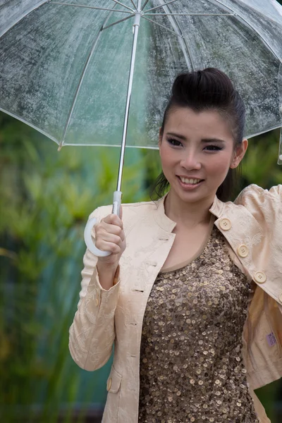 Jeune femme tenant un parapluie. — Photo