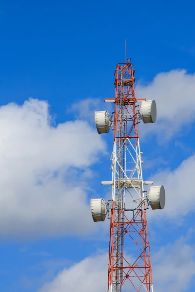 Antenne med blå himmel – stockfoto