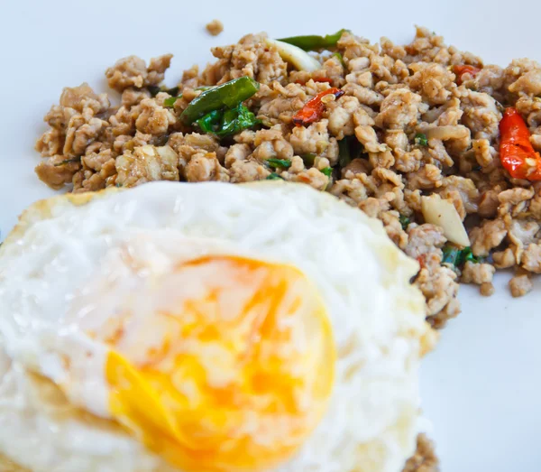 Albahaca Revuelve el huevo frito. Tailandia alimentos —  Fotos de Stock