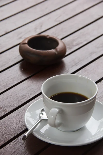 Taza de café y cenicero . —  Fotos de Stock