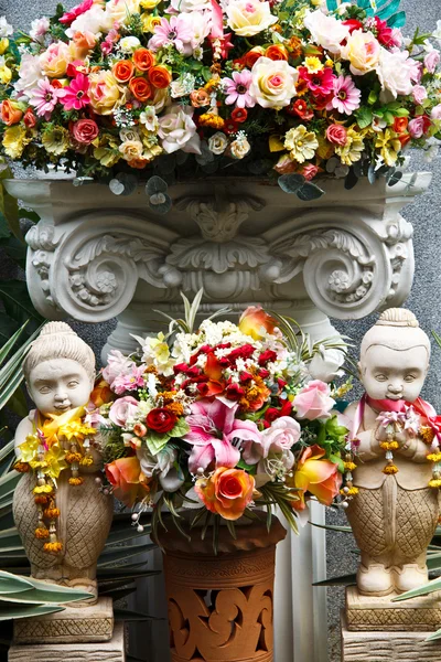 Алтарные цветы и статуи . — стоковое фото