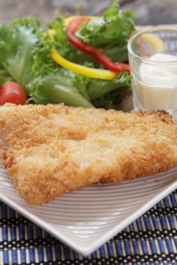 kızarmış balık ve salata