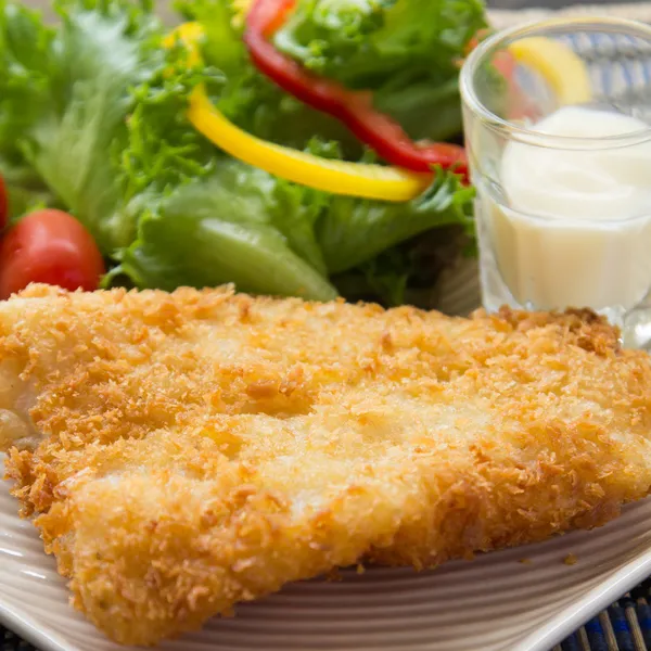 Peixe frito e salada — Fotografia de Stock