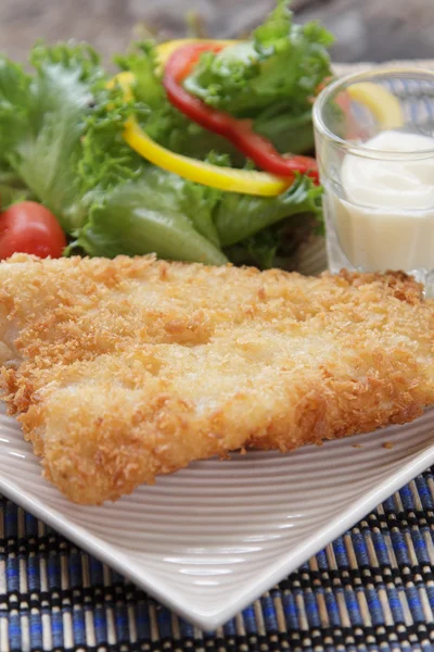 Fried fish and salad — Stock Photo, Image