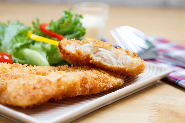 Stekt fisk och sallad — Stockfoto