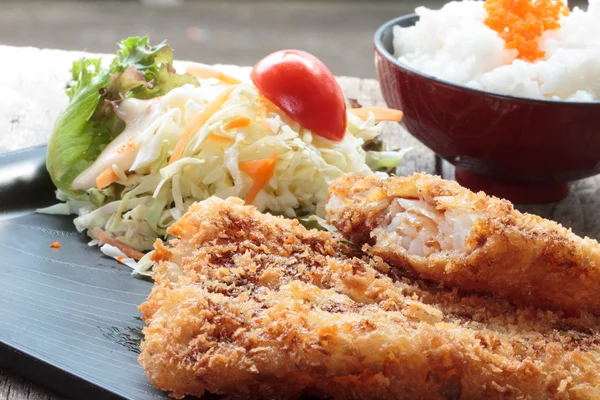 Pescado frito y ensalada —  Fotos de Stock