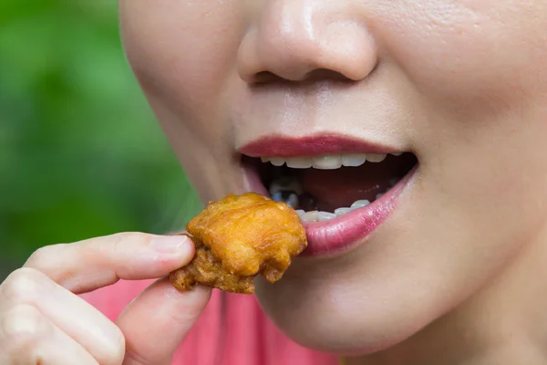 Mujer comiendo pollo — Foto de Stock