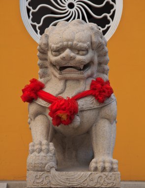 Çin tapınağında bronz aslan