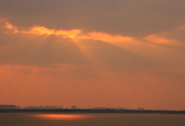 Světlo svítí večerního moře. — Stock fotografie