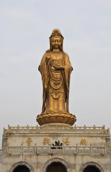 Статуя Гуань Инь прекрасна. — стоковое фото