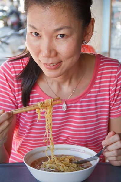 美丽的亚洲女性饮食. — 图库照片