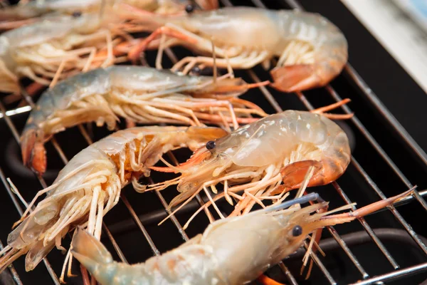 Grilled prawns on the grill — Stock Photo, Image