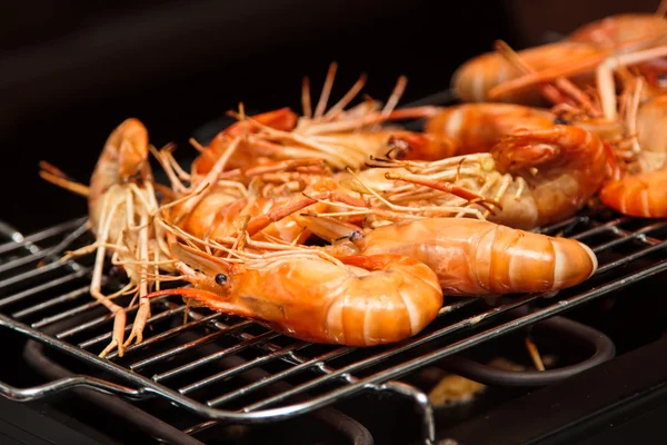 Grilled prawns on the grill — Stock Photo, Image