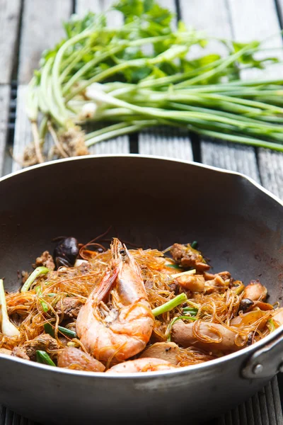 Camarones con vermicelli — Foto de Stock