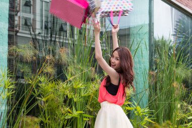 Asyalı kızlar alışveriş olmak mutluyuz.