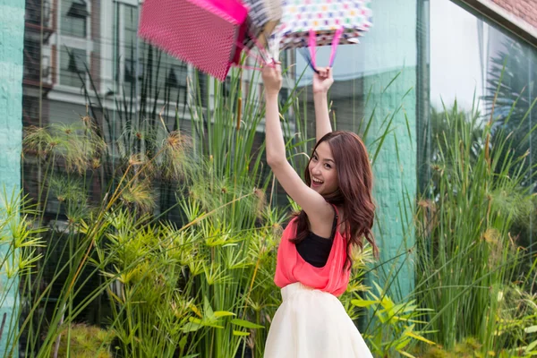 Asiatiska tjejer är glada att vara shopping. — Stockfoto