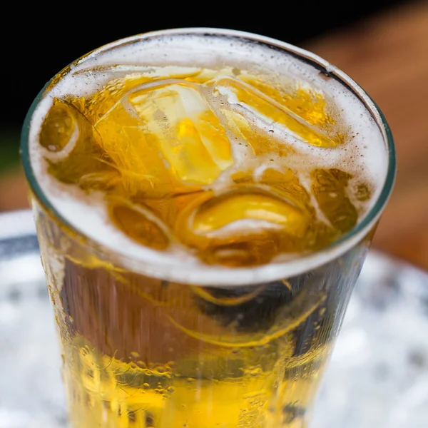Cerveza fría en vidrio — Foto de Stock