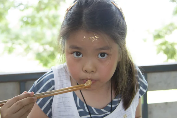 Chica comiendo albóndigas — Foto de Stock